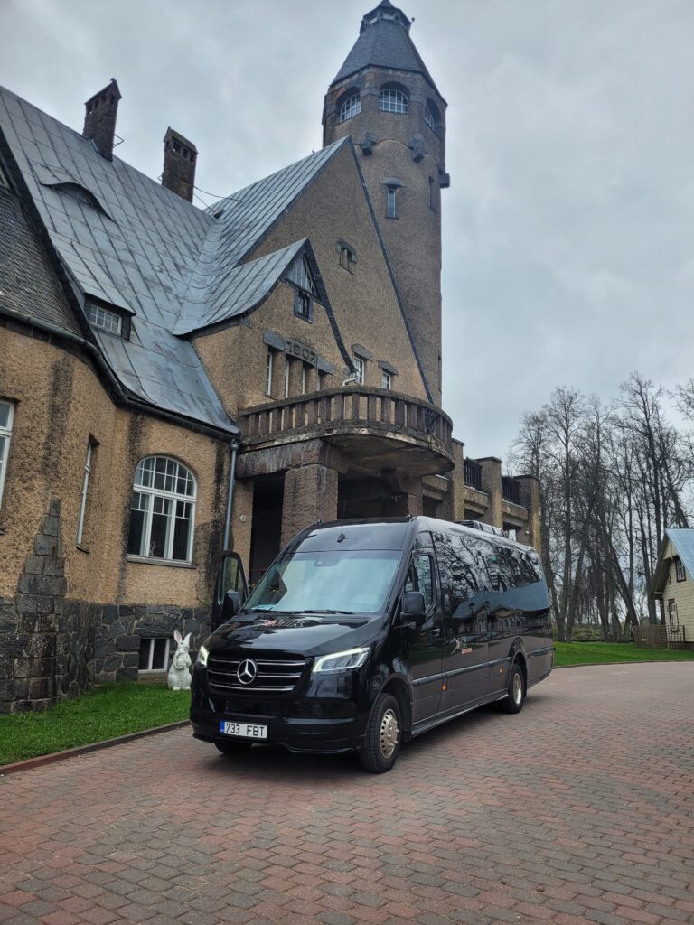 22+1 kohta must MB Sprinter